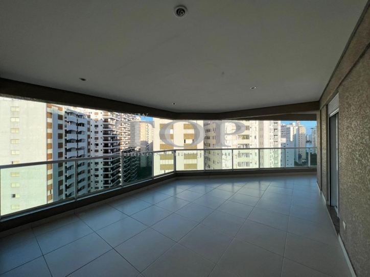 Apartamento à venda com 3 quartos, 140m² - Foto 1